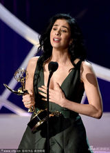 组图：萨拉-丝沃曼获得艾美奖综艺类最佳编剧