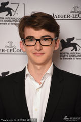 组图：《盒子怪》主创拍写真 小男主萌娃本色