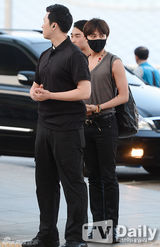 组图：BIGBANG口罩装扮 机场便装霸气难挡