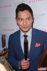 组图：高圣远否认送周迅城堡 谈结婚：希望吧