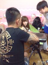 独家：姚笛秀贴画开心大笑 纹身属乌龙懒理传闻