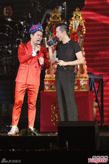 组图：多变哈林(庾澄庆)唱金曲 登小巨蛋万人同欢
