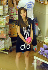 组图：柳岩性感素颜出街 与王霏霏商场购物