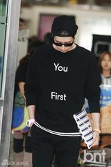 组图：韩星朴海镇返韩 黑装粉鞋酷劲十足