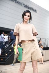 组图：韩丹彤纽约时装周看秀 套装温婉性感