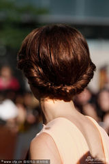 组图：《万物理论》小雀斑携女友 菲丽西提美艳