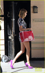 组图：泰勒-斯威夫特碎花超短裙露大腿根性感飘香