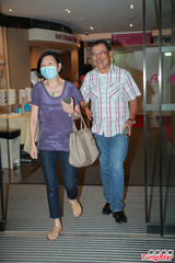 组图：刘丹探望孙女笑不拢嘴 与杨幂父母合影