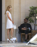 组图：希尔顿对亚瑟小子投怀送抱 名媛范儿十足