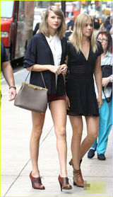 组图：霉霉与朋友逛街 超短热裤露美腿