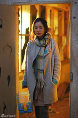 组图：杨幂新片素颜出镜 不施粉黛显清秀