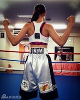 组图：盘点各地武术奇女子：徒手劈砖 以头碎瓦