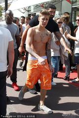 组图：比伯赴戛纳半裸壮硕 右手频拉短裤防露