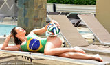 组图：巴西名模穿国旗泳装戏水 大玩湿身诱惑