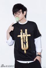 组图：汪苏泷公布潮范儿趣味写真