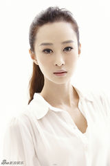 组图：韩烨白色系写真笑容绚烂尽显清新俏皮