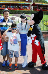 组图：吴莫愁迪士尼全纪录 入萌娃团被米奇偷吻