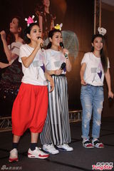 组图：S.H.E开唱大开黄腔 单身HEBE大喊“摄我”