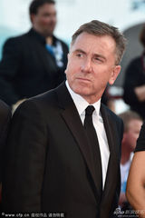 组图：威尼斯开幕红毯 评委蒂姆-罗斯正装现身