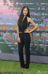 组图：华裔女星亮相威尼斯 侧面真空大秀性感