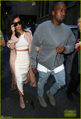 组图：卡戴珊紧挽老公秀恩爱 胸大如球诱惑难挡