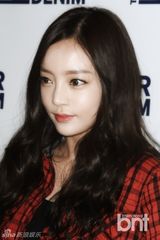 组图：KARA具荷拉秀纤细小腿 甜笑捂嘴