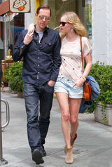 高清组图：凯特-波茨沃斯和男友逛街热裤秀美腿