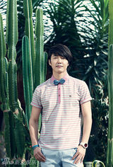 组图：韩星尹相铉全新服装写真 春意盎然温暖阳光