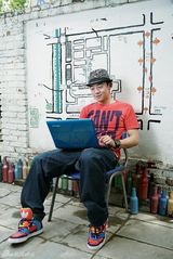 组图：郑恺写真露晒伤肌肤 眉目间显半熟男人味