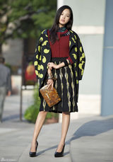 组图：辛芷蕾出街大片ol范儿 春光明媚亲和力足