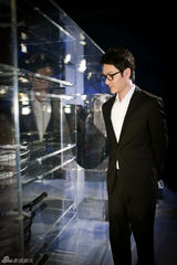 组图：冯绍峰出席一幅布景与五幕传奇展览活动