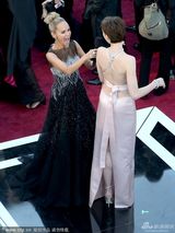 组图：克里斯汀-肯诺恩斯奥斯卡表演忘情投入