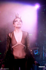 组图：容祖儿尾场演唱会性感热舞 动作狂野令人窒息 