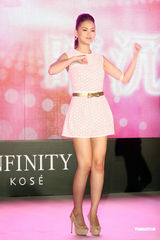 组图：昆凌将满19岁 生日与朋友庆祝