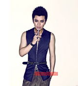 幻灯图：贾乃亮另类登封面  烟熏妆展哥特气质