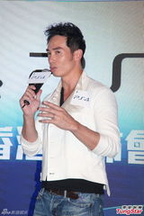 组图：蒙嘉慧送伊健游戏机 陈豪紧张太太临盆