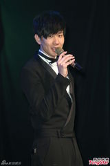 组图：林俊杰西装绅士献唱 自曝已一年未接吻