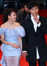 伊能静秦昊柏林挽手走红毯 戴情侣对戒动作亲昵