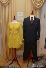 组图：林赛-罗韩出席首映金裙秀美背 红唇风骚献吻