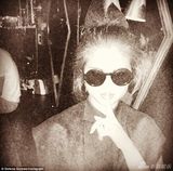 组图：赛琳娜酷爱牛仔装 黑超遮面小蛮腰外露