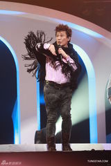 组图：张信哲红馆开唱 深情演绎哲式情歌