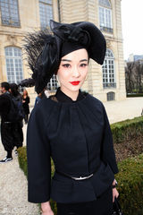 组图：霍思燕Angelababy林鹏盛装亮相巴黎时装周