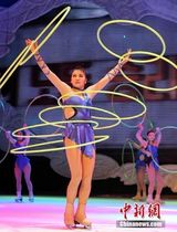 组图：朝鲜冰上杂技表演团哈尔滨献艺 美女云集