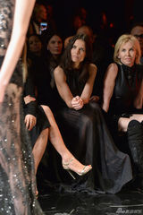 组图：前阿汤嫂精心妆扮赴秀场 皮裙展透视诱惑