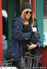 组图：Jay-Z一家三口乐融融 碧昂斯全副武装抱爱女