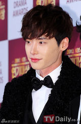 组图：金南珠获奖落泪 宋仲基文彩元成最佳搭档