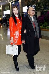 组图：Clara结束中国之旅返韩 机场时尚抢眼