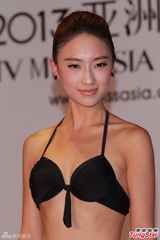 组图：亚姐泳装火辣秀胸 怪咖多女版王祖蓝现身