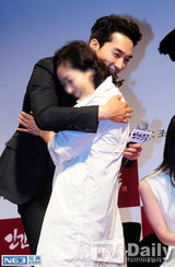 组图：宋承宪宣传《人间中毒》展画功抱影迷