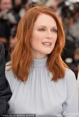 组图：《星图》朱丽安摩尔卖萌 加顿捂裙险走光